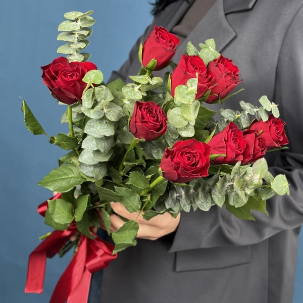 9 красных роз с эвкалиптом Бэби Блю