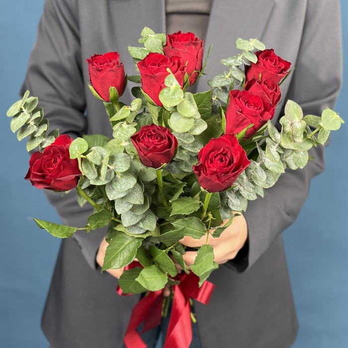 9 красных роз с эвкалиптом Бэби Блю