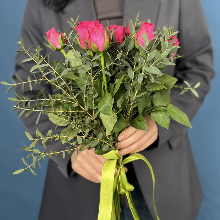 9 малиновых роз Такаци с эвкалиптом Парвифолия