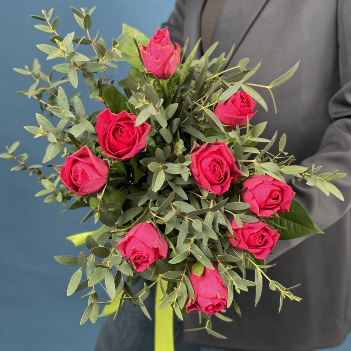 9 малиновых роз Такаци с эвкалиптом Парвифолия