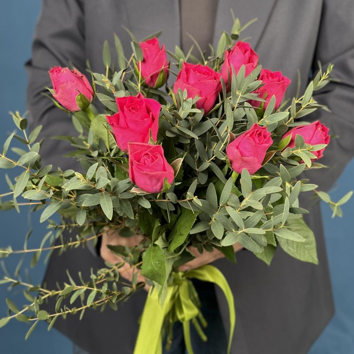 9 малиновых роз Такаци с эвкалиптом Парвифолия