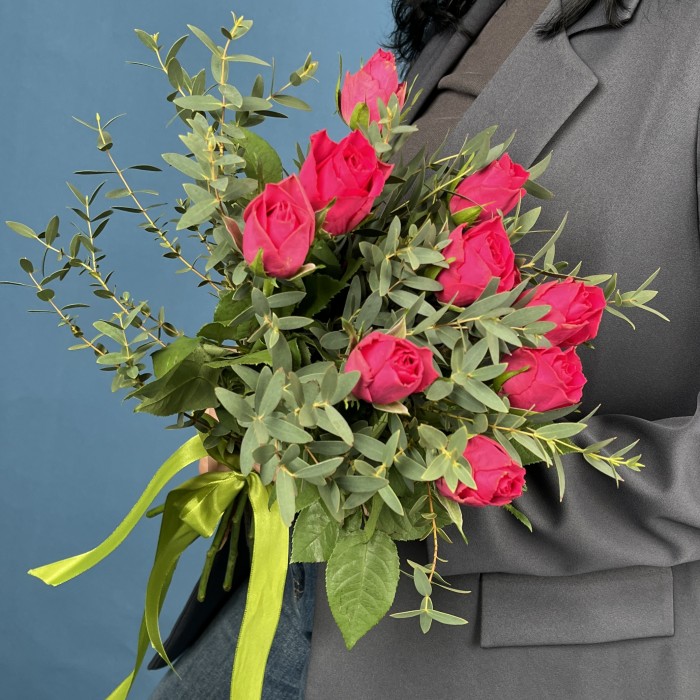 9 малиновых роз Такаци с эвкалиптом Парвифолия