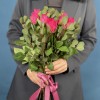 9 малиновых роз Такаци с эвкалиптом Вебстериана