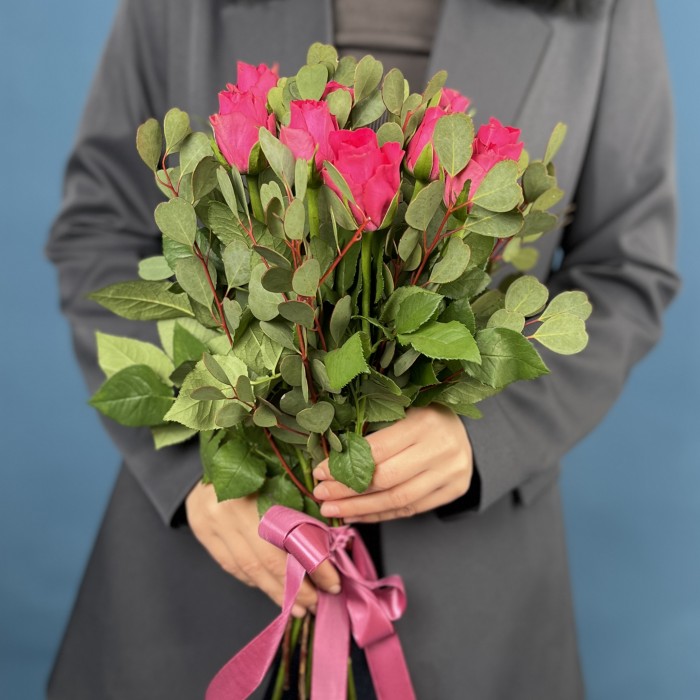 9 малиновых роз Такаци с эвкалиптом Вебстериана