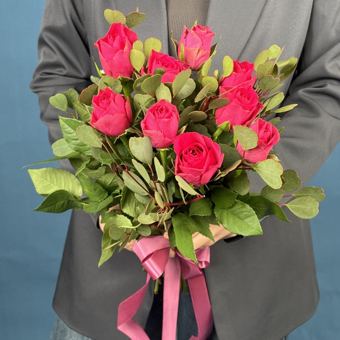 9 малиновых роз Такаци с эвкалиптом Вебстериана