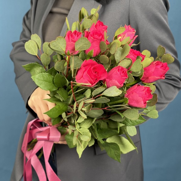 9 малиновых роз Такаци с эвкалиптом Вебстериана