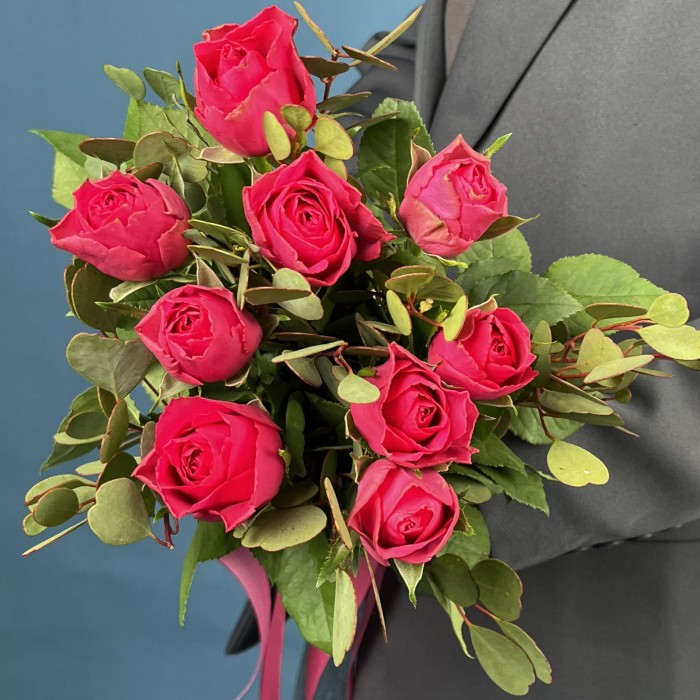 9 малиновых роз Такаци с эвкалиптом Вебстериана
