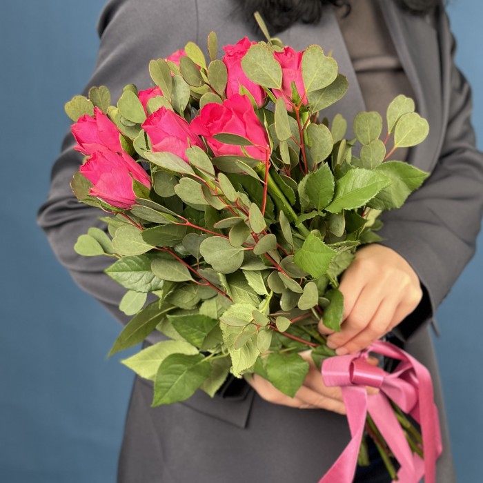 9 малиновых роз Такаци с эвкалиптом Вебстериана