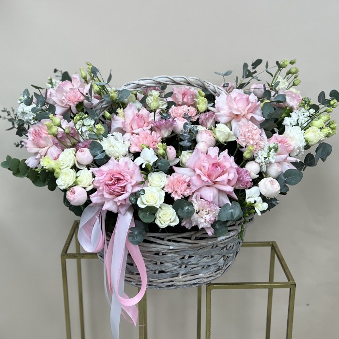 Букет дня в корзине розовые облака