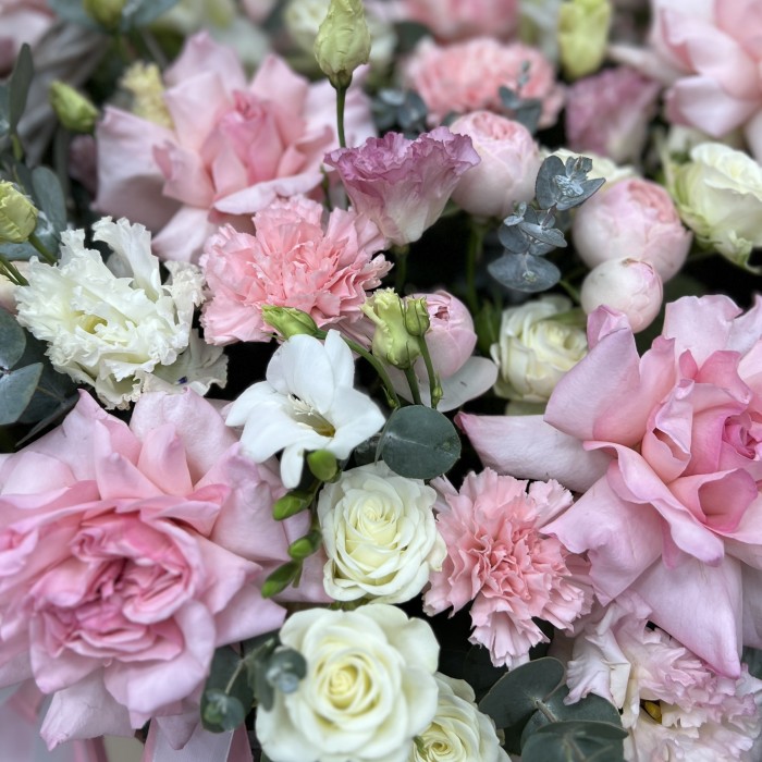 Букет дня в корзине розовые облака