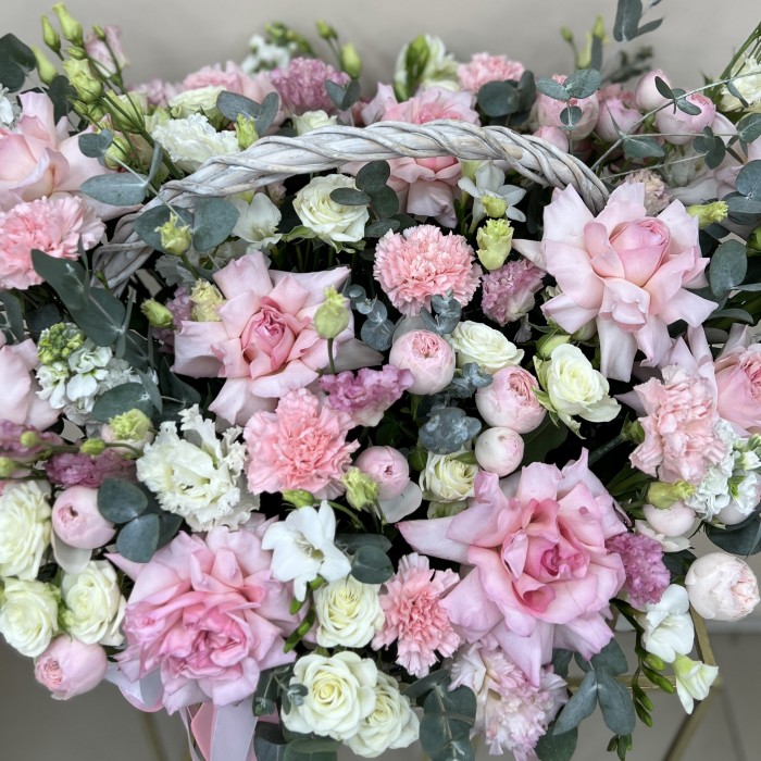 Букет дня в корзине розовые облака