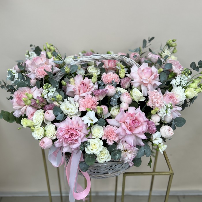 Букет дня в корзине розовые облака