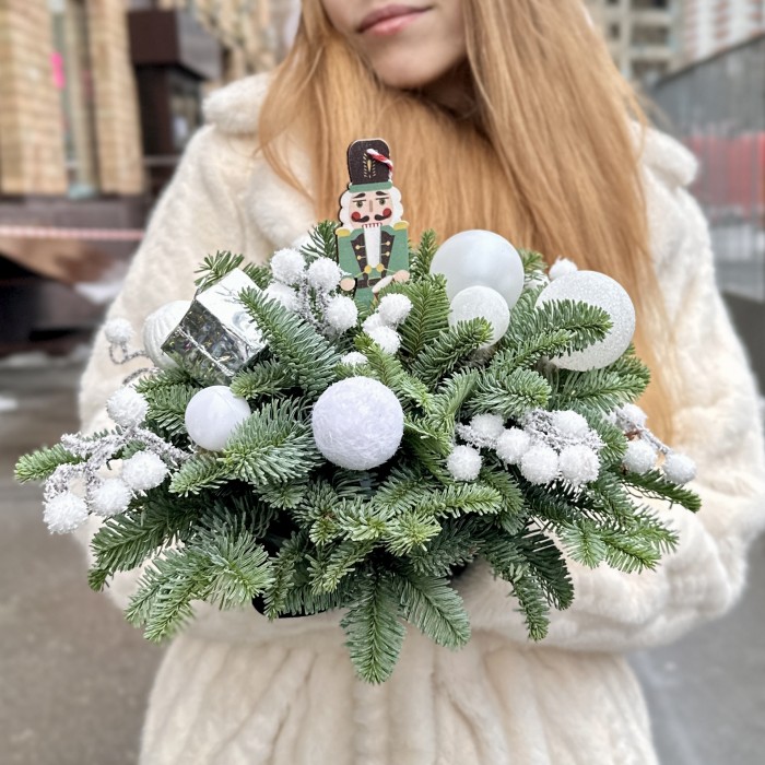 Новогодняя композиция с Щелкунчиком