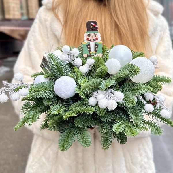 Новогодняя композиция с Щелкунчиком