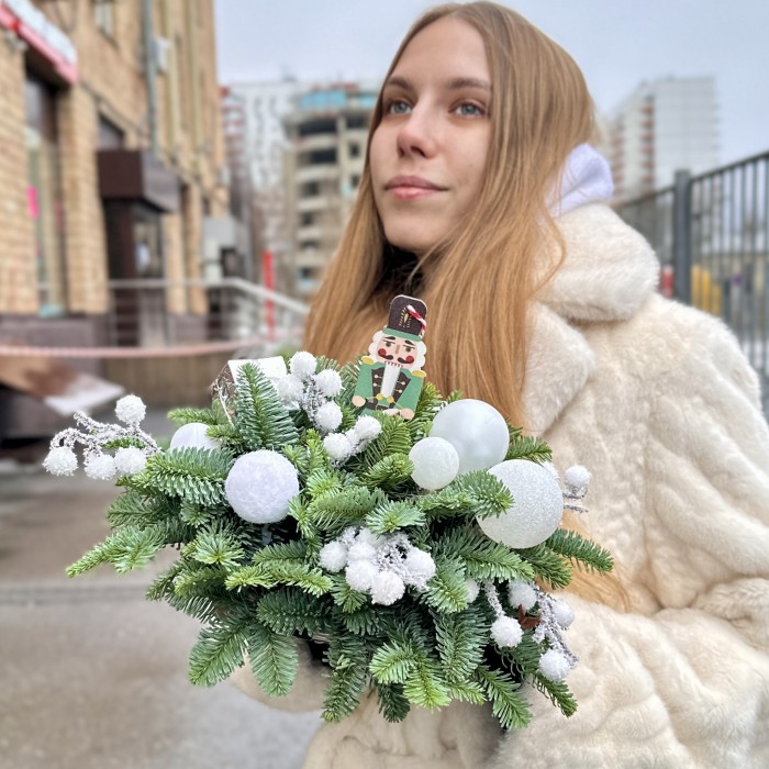 Новогодняя композиция с Щелкунчиком