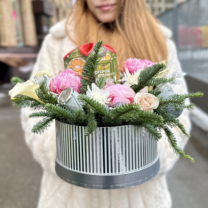 Новогодняя композиция с пионами