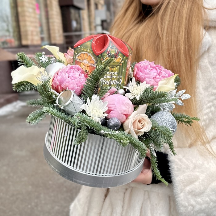 Новогодняя композиция с пионами