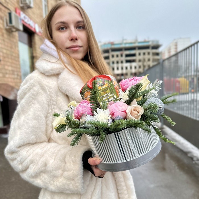 Новогодняя композиция с пионами