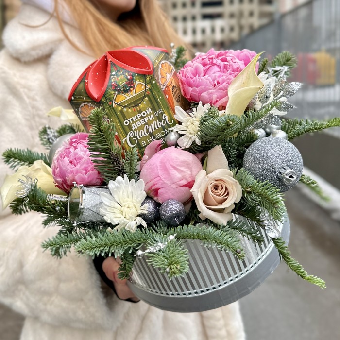 Новогодняя композиция с пионами