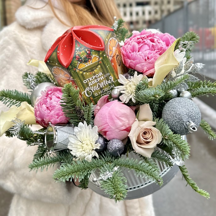 Новогодняя композиция с пионами