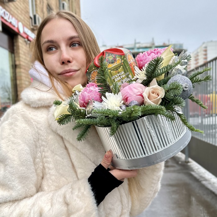 Новогодняя композиция с пионами