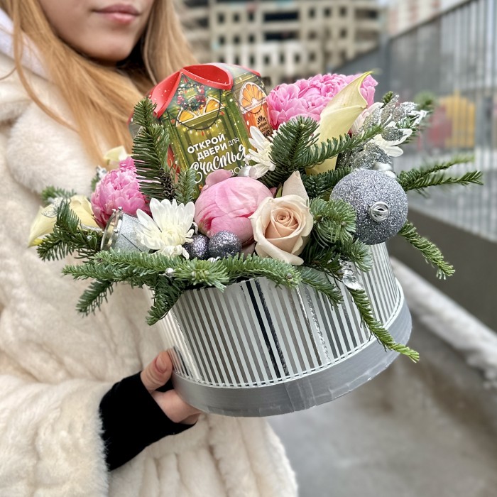 Новогодняя композиция с пионами