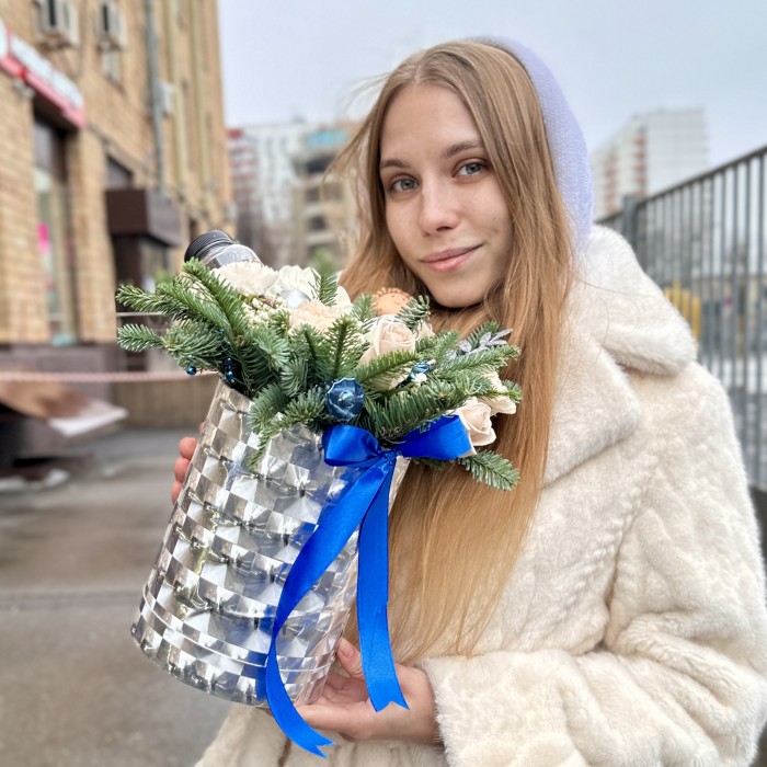 Новогодняя композиция с голубым ангелом