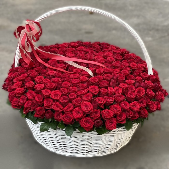 301 красная роза Ред Наоми в корзине