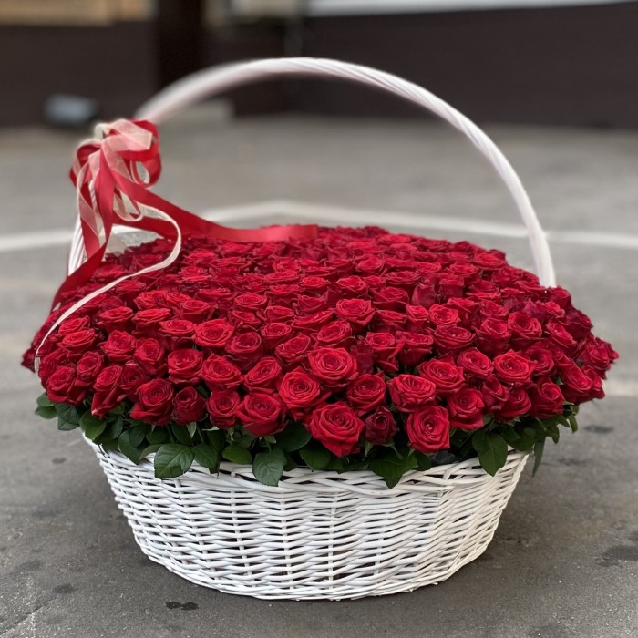 301 красная роза Ред Наоми в корзине