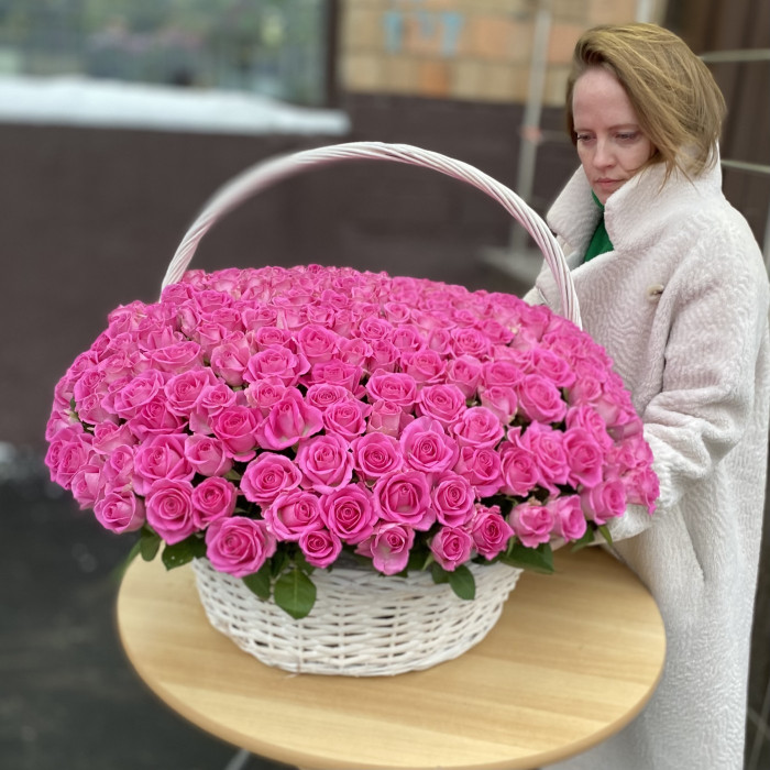 301 розовая роза в корзине