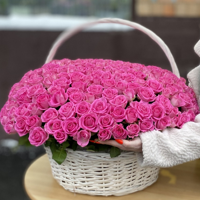 301 розовая роза в корзине