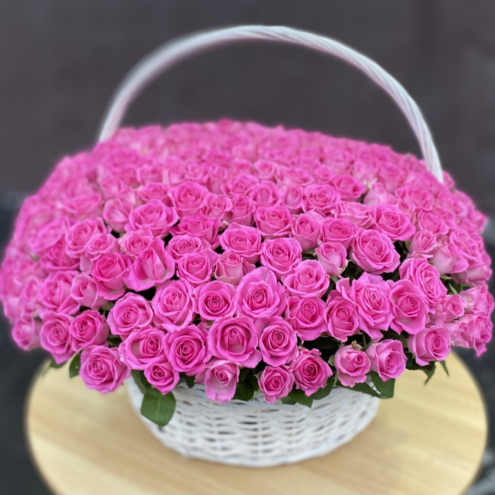 301 розовая роза в корзине