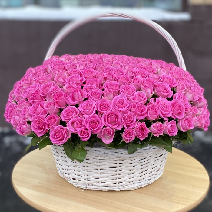301 розовая роза в корзине