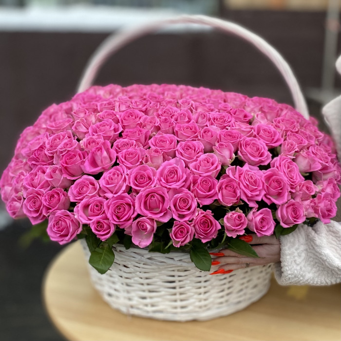 301 розовая роза в корзине