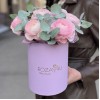 7 розовых ранункулюсов в коробке