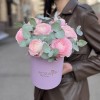 7 розовых ранункулюсов в коробке