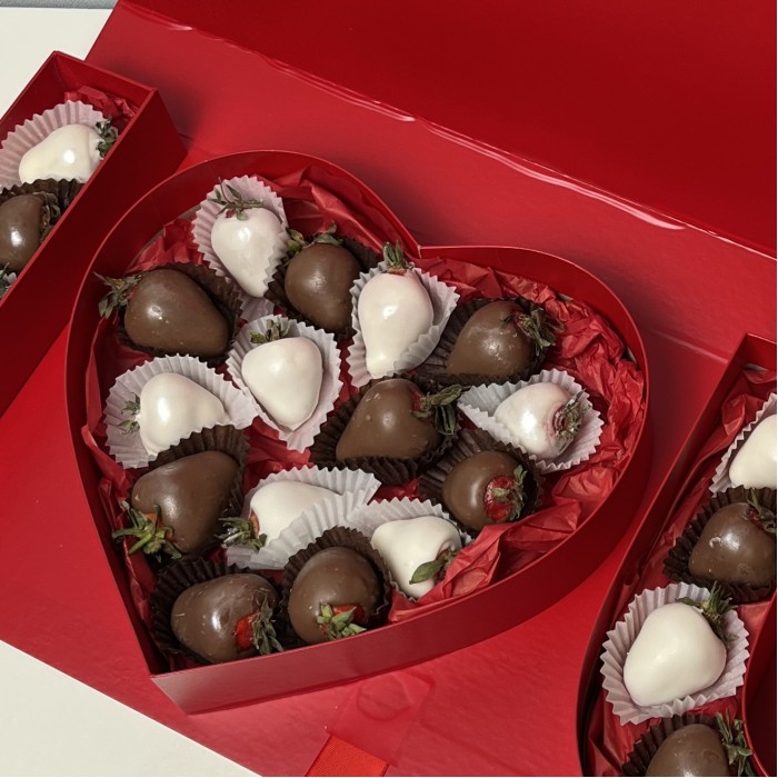 Клубника премиум в молочном и белом шоколаде Классика Я люблю тебя