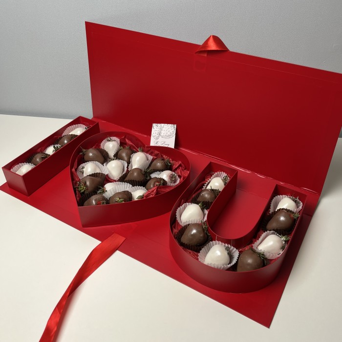 Клубника премиум в молочном и белом шоколаде Классика Я люблю тебя