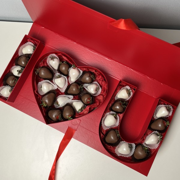 Клубника премиум в молочном и белом шоколаде Классика Я люблю тебя