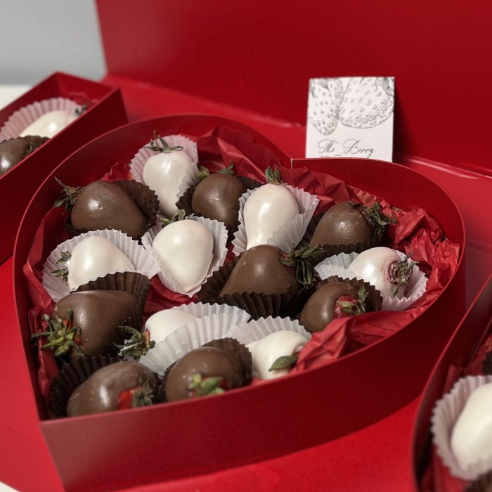 Клубника премиум в молочном и белом шоколаде Классика Я люблю тебя