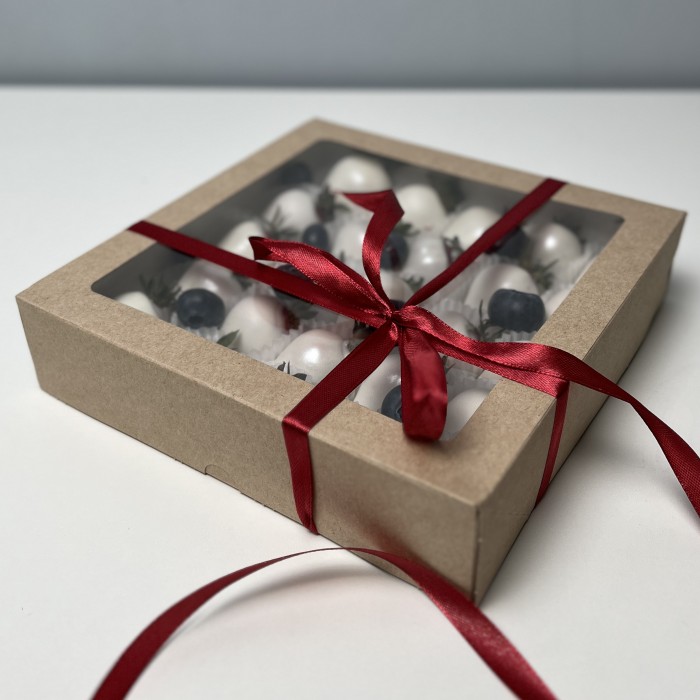 Клубника в белом шоколаде Классика с голубикой 20 ягод