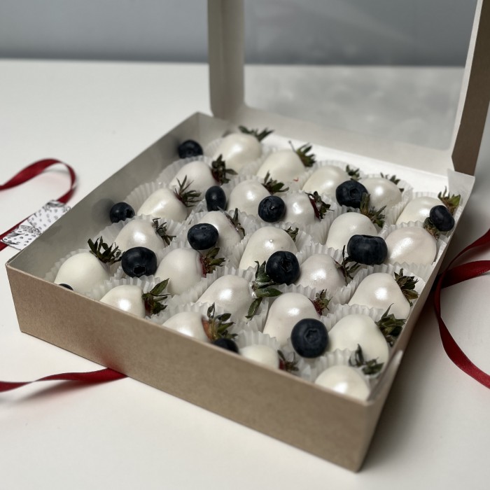 Клубника в белом шоколаде Классика с голубикой 20 ягод