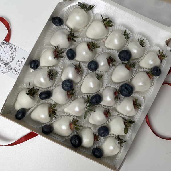 Клубника в белом шоколаде Классика с голубикой 20 ягод