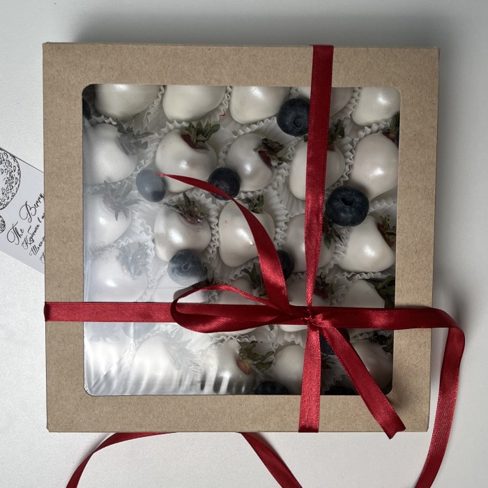 Клубника в белом шоколаде Классика с голубикой 20 ягод