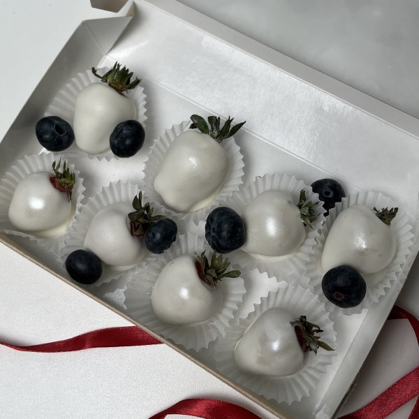 Клубника в белом шоколаде Классика с голубикой 8 ягод