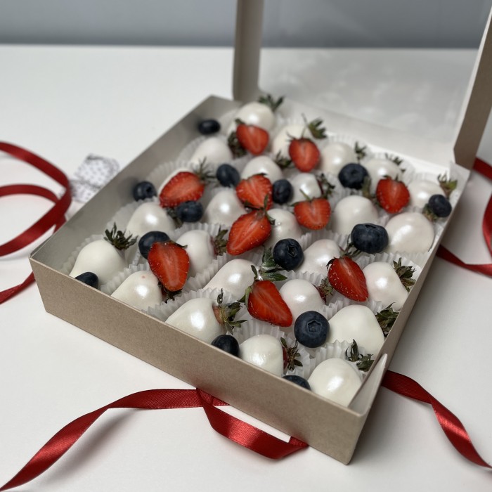 Клубника в белом шоколаде Классика с ягодами 20 штук