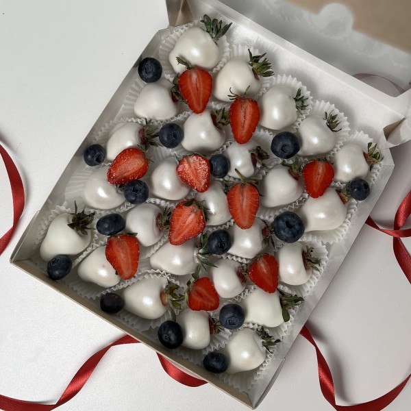 Клубника в белом шоколаде Классика с ягодами 20 штук