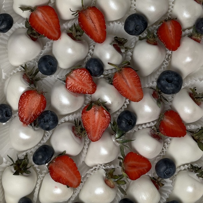 Клубника в белом шоколаде Классика с ягодами 20 штук