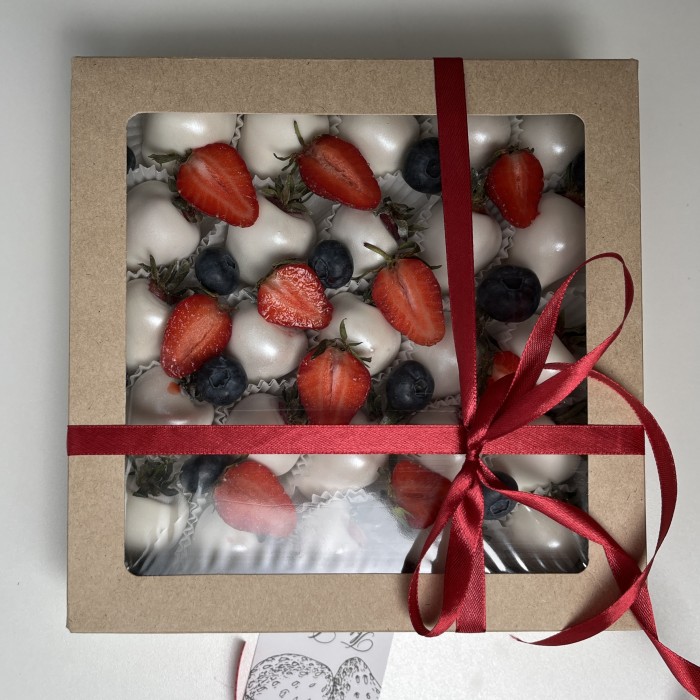 Клубника в белом шоколаде Классика с ягодами 20 штук