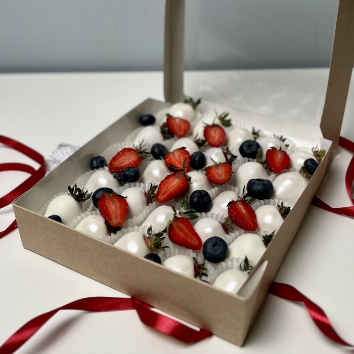 Клубника в белом шоколаде Классика с ягодами 20 штук